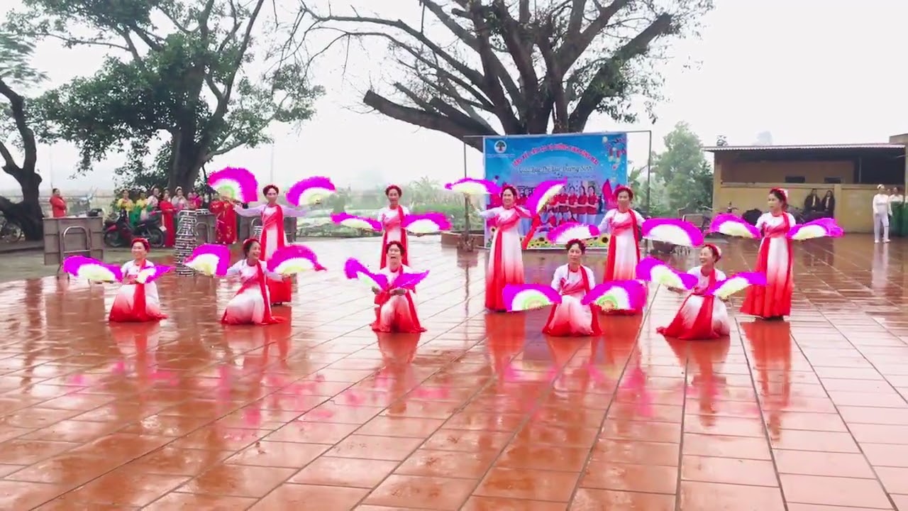 Giao lưu DS đông mai nhóm bà điền  múa quạt ngày hội quê hương 