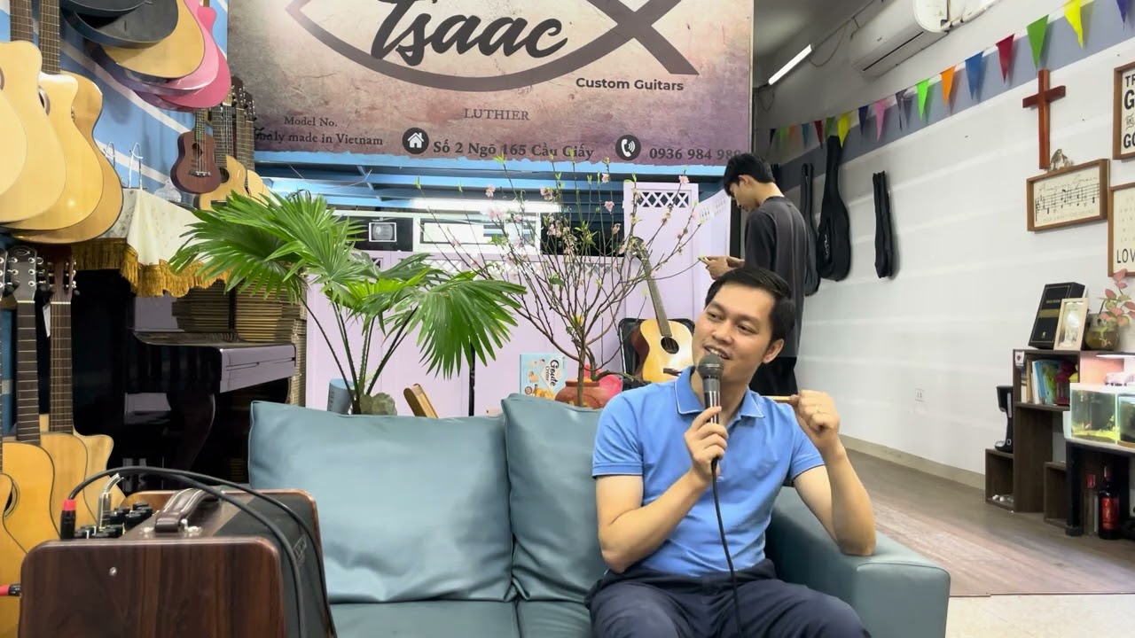 Lửa thiêng cháy lên. Âm thanh được thu trực tiếp từ chiếc loa NUX AC50.