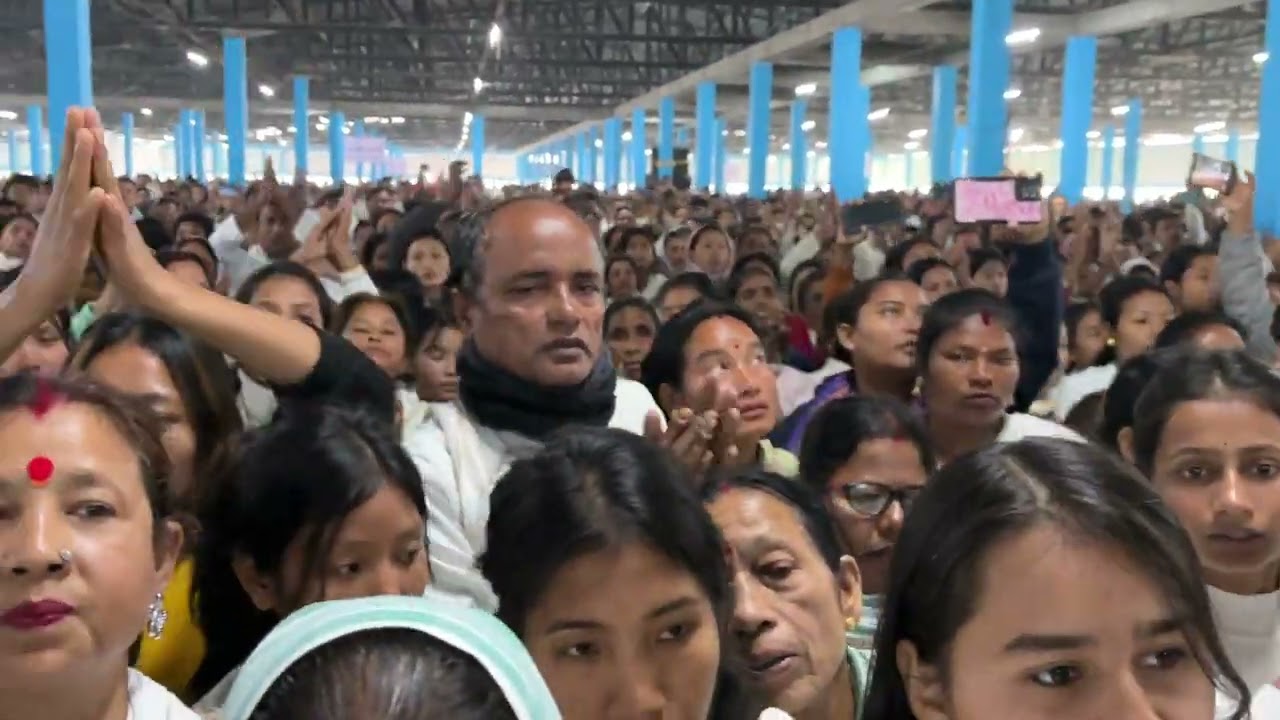 ভকত মিলনৰ শেষত গুৰুজনাই ভকতৰ লগত একেলগে একনাম ধৰাৰ সুন্দৰ মূহুৰ্ত॥