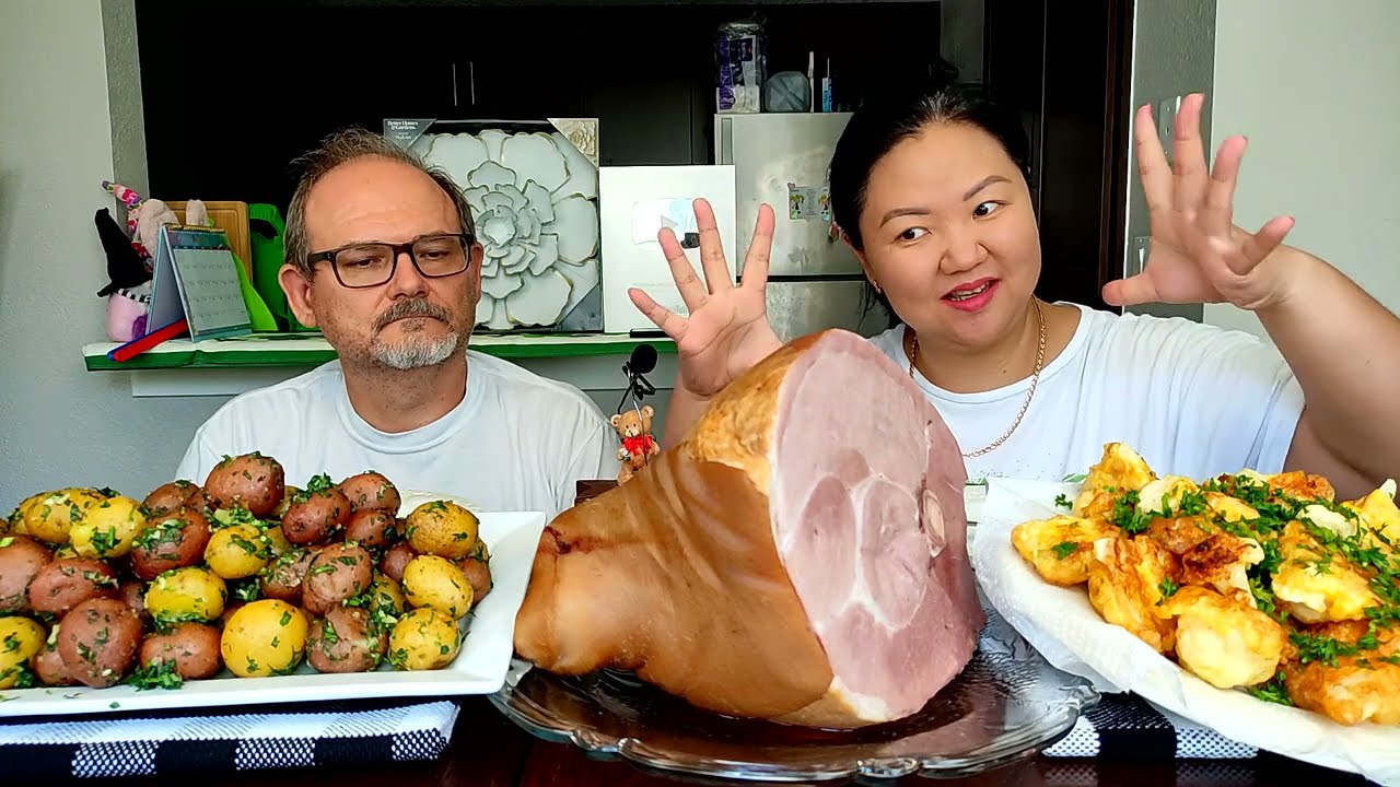 МУКБАНГ Огромная Копченая рулька! Картошечка молоденькая, цветная капуста в яйце! Родители Алексея!