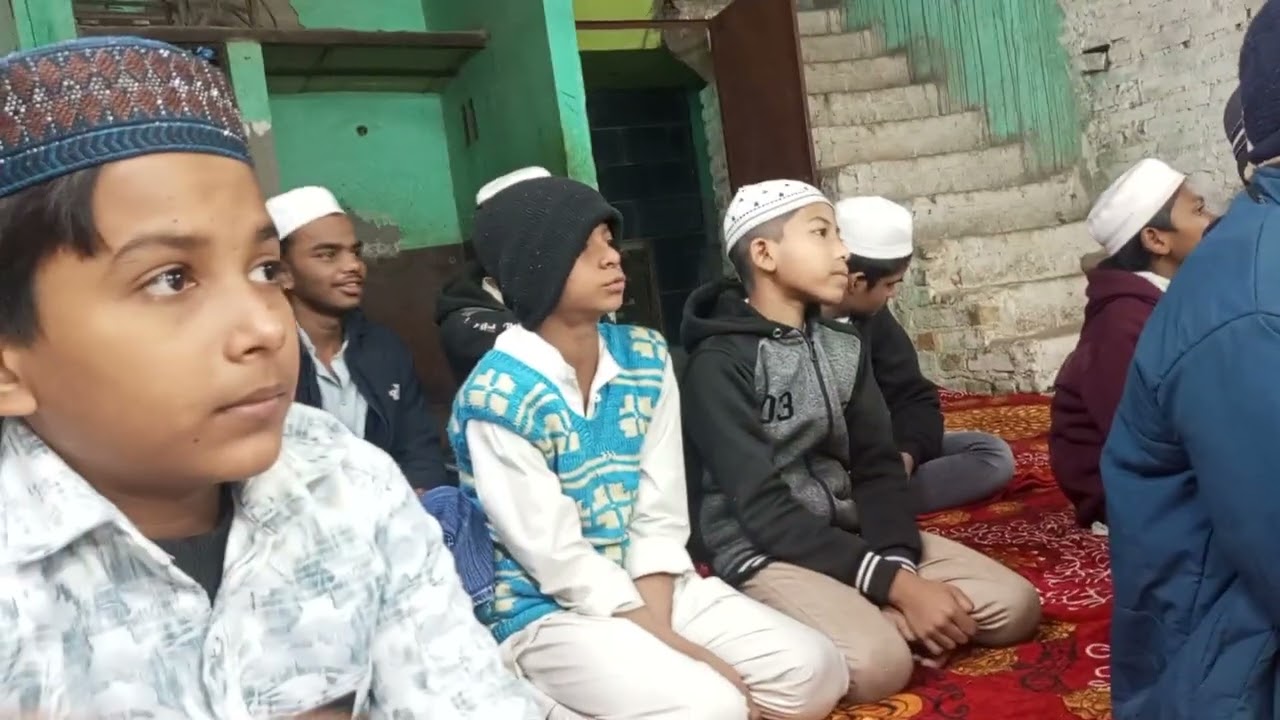 جس نے مصطفی میں نعت مصطفی پڑھتے ہوئے شاعر اسلام اور اسٹیج پر علمائے اہلسنت نظر ارہے ہیں