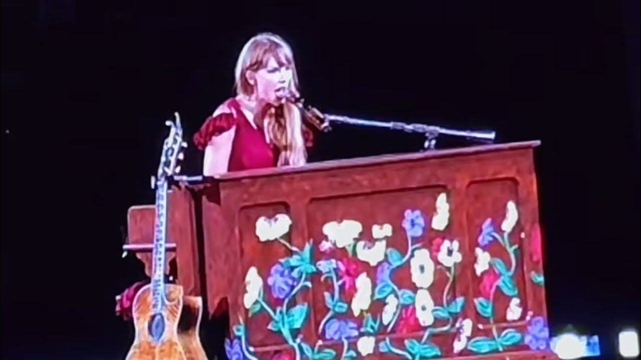 Everything Has Changed- surprise song #taylorswift #erastour #swiftie #redtaylorsversion #fyp 