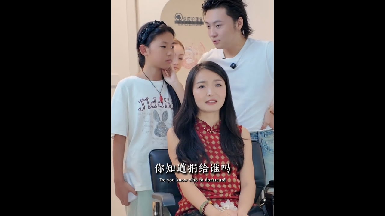 海德全国公益巡剪·福州站爱心，爱心小天使想要捐发，为我的公益事业献一份力，小小年纪却有如此大的爱心，我深深被她打动苦涩，拿出我最珍贵的礼物礼物，给她洗一次头发，做一次护理，再加上治愈系刀工，送她一个充