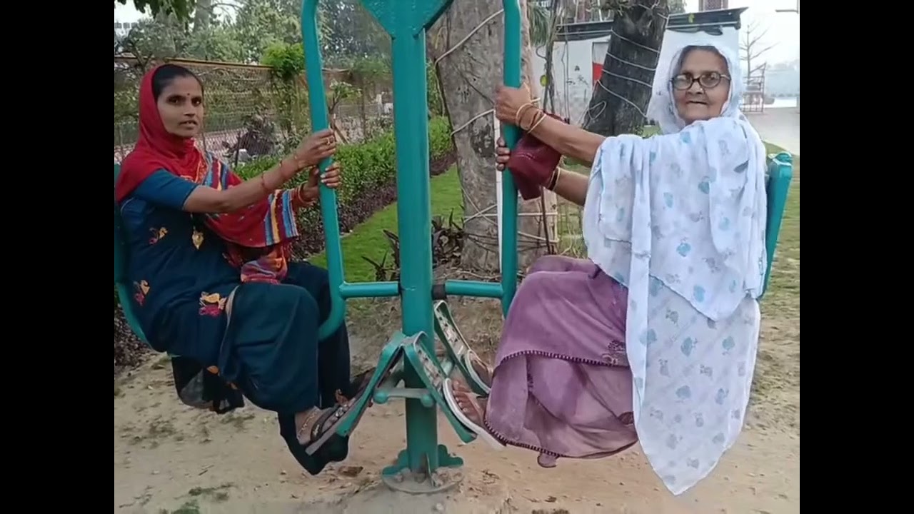 Mummy aur dadi kar rahe hain Masti 😂