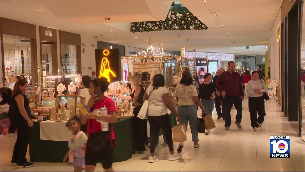 Holiday shoppers picking up last-minute gifts at Aventura Mall