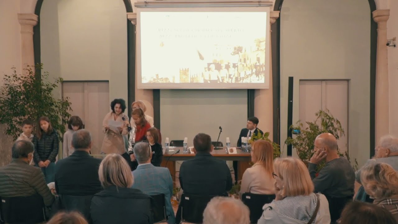 La regista Viviana Larcati legge alcune poesie di una ex alunna della Scuola Mobile all'aperto
