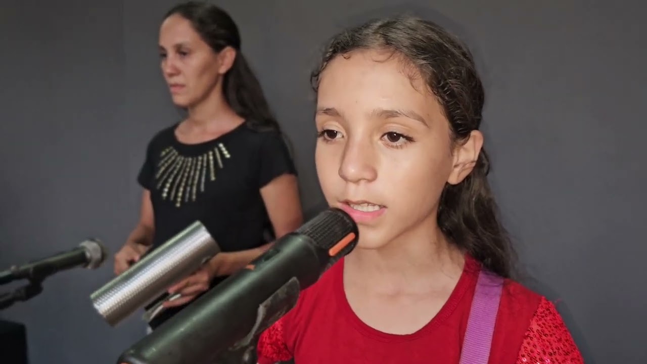 Niña talentosa con su familia cantando a Dios 