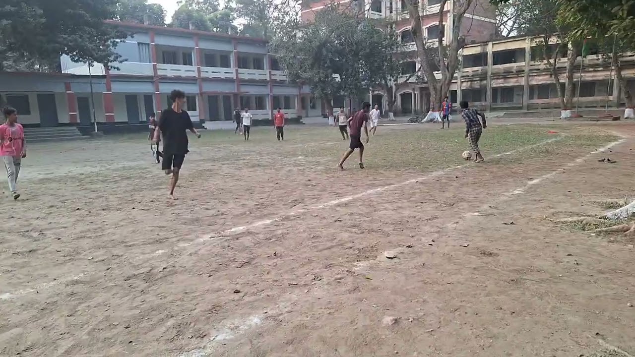বাচ্চাদের ফুটবল খেলা।
