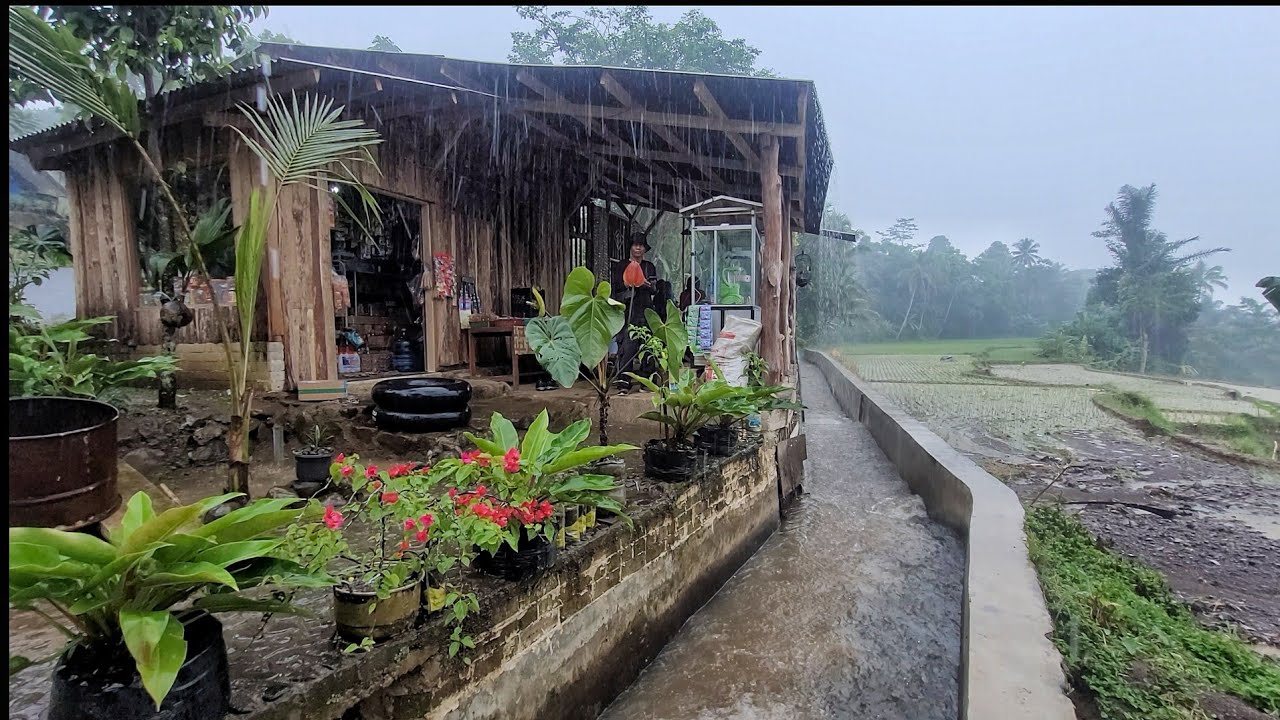 Duduk Santai Ketika Hujan Deras, Warung Kopi Unik Samping Irigasi
