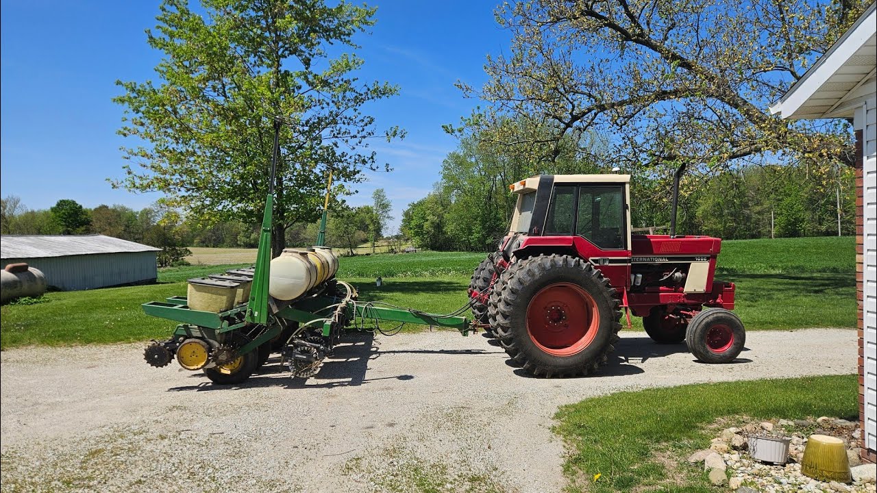 IH 1086 and John Deere 7000 planting setup and farm tour.