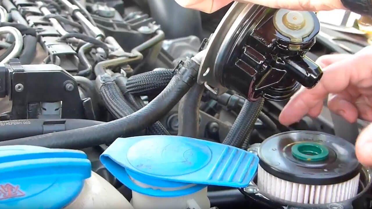 Замена фильтров на Фольцваген гольф 6, 1.6 TDI. Volkswagen 6. Воздушный, топливный, салонный.