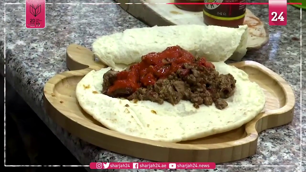 تحدي الشطائر الحارة يحتدم في مطعم 