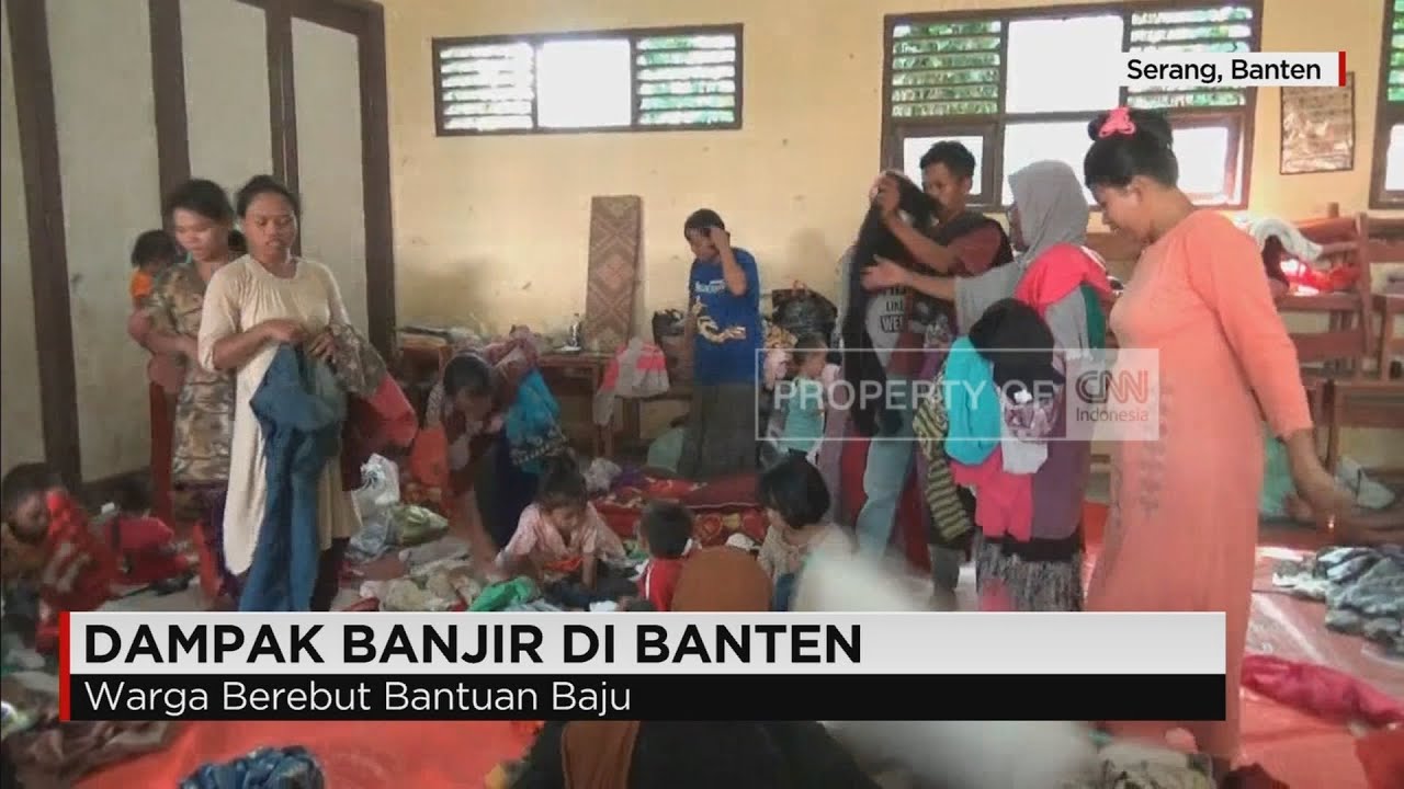 Warga Korban Banjir Banten Berebut Bantuan Baju