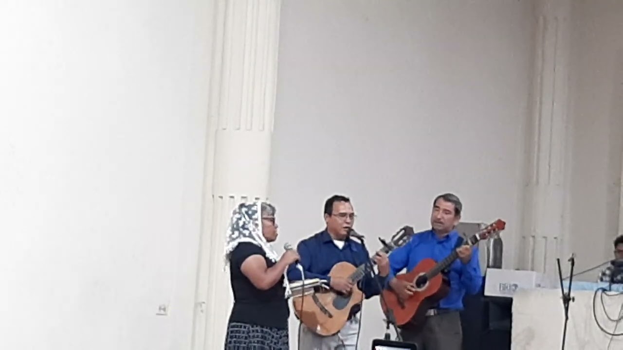 CUANDO VEO LOS CIELOS. Hermanos de la iglesia de Dios en Quezaltepeque adorando a Dios. 