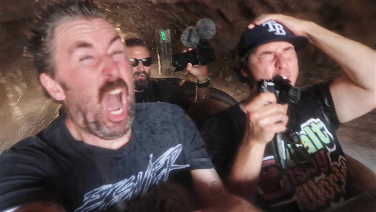 День открытия «Приключений Тианы на Байу» в Magic Kingdom — промокшие в первом ряду / Splash Moun...