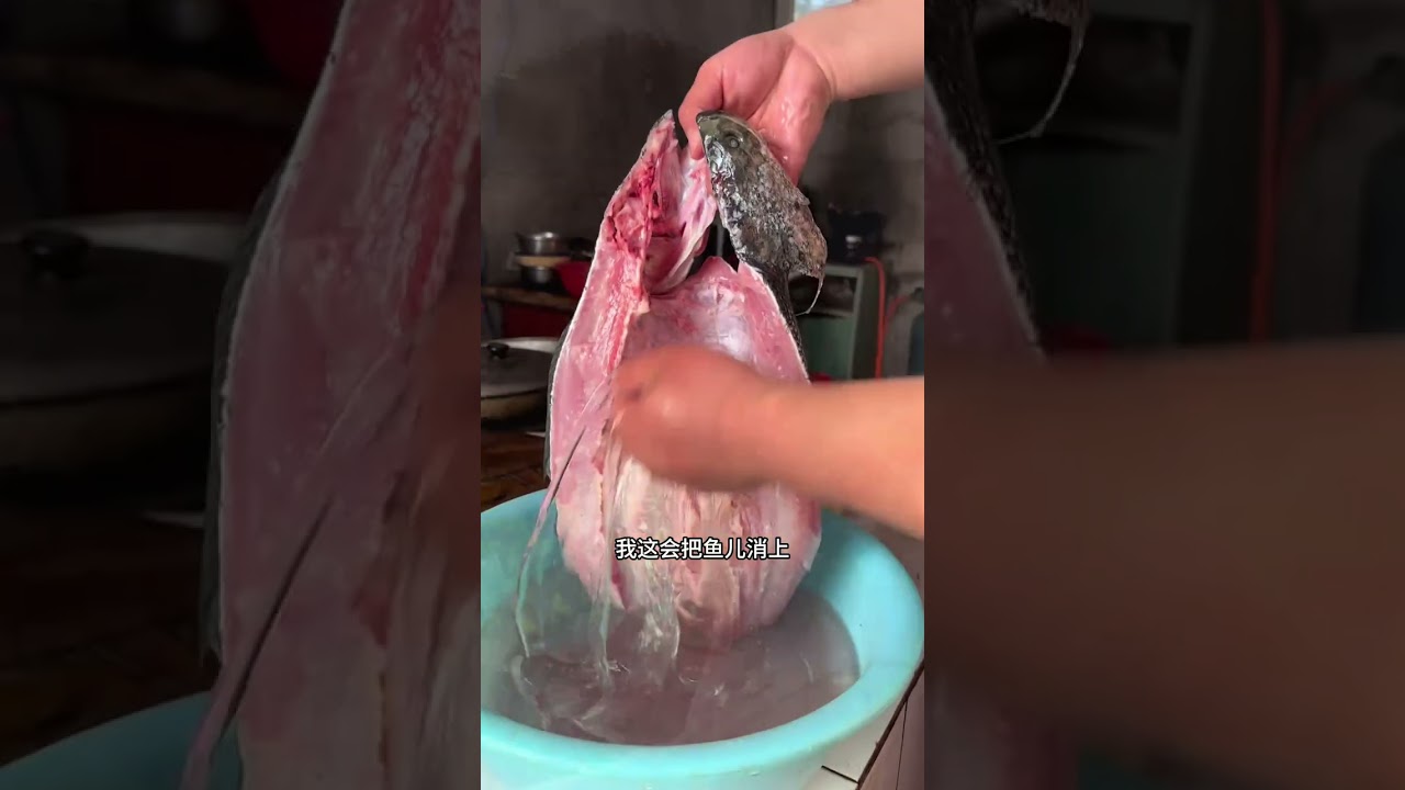 烟火里藏着孝心，烤盘上滋滋作响的不只是鲜嫩鱼肉，更是我们对爸妈的感恩。辛苦大半辈子的你们，今天就放下忙碌，好好享受这顿爱的晚餐#烤鱼家常做法 #陪父母吃饭 #记录我的农村生活