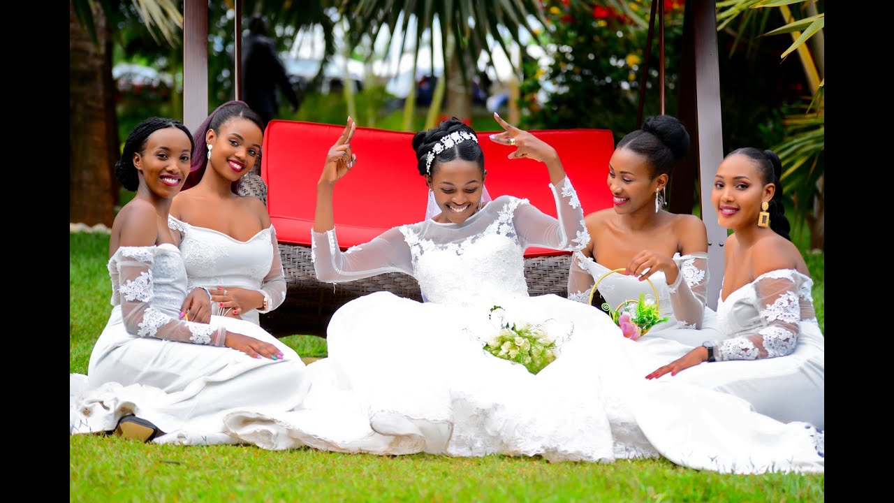 UBUKWE BUDASANZWE:Umusore yosomye umugeni igihe yamuririmbiraga  indirimbo