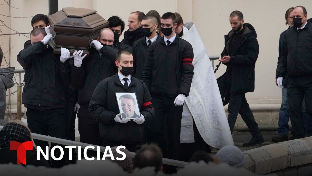 Miles de personas asisten al funeral de Alexei Navalny en Moscú