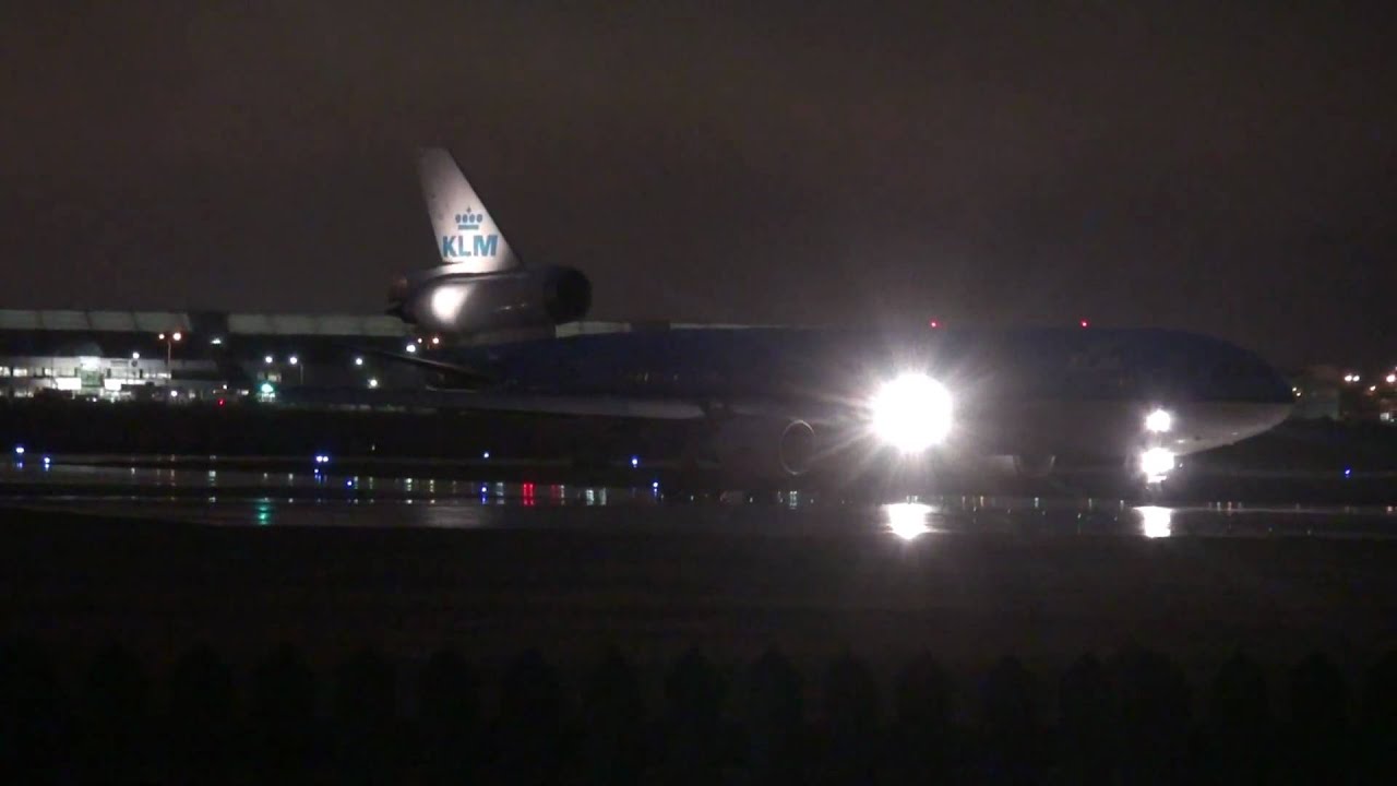 POWERFUL NIGHT KLM MD 11 TAKEOFF