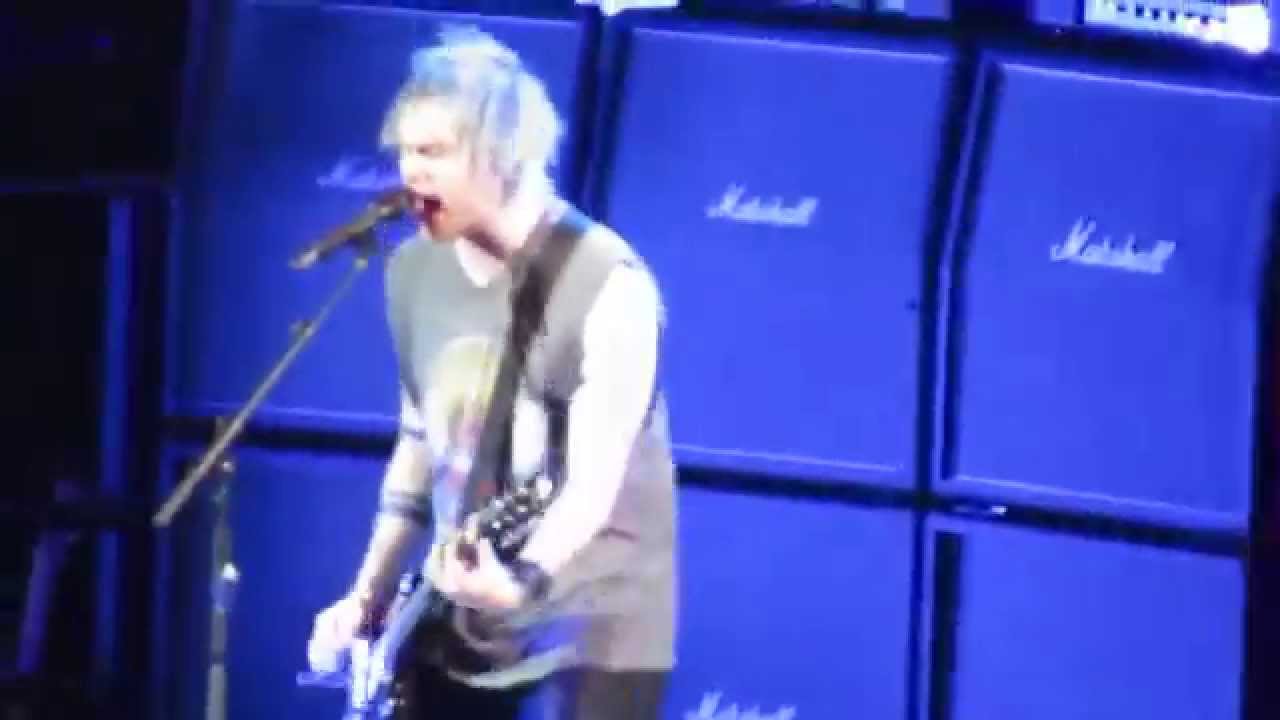 5 Seconds of Summer - Rejects + Michael playing Metallica & dancing  || Live at Ziggo Dome Amsterdam