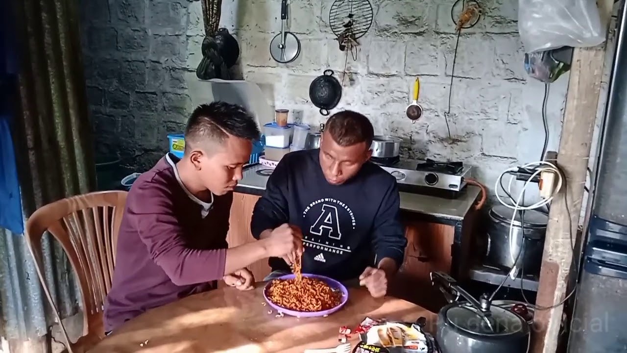 Video thar dang nghah nan MukBang ve zuai lo ning lo ula🤡