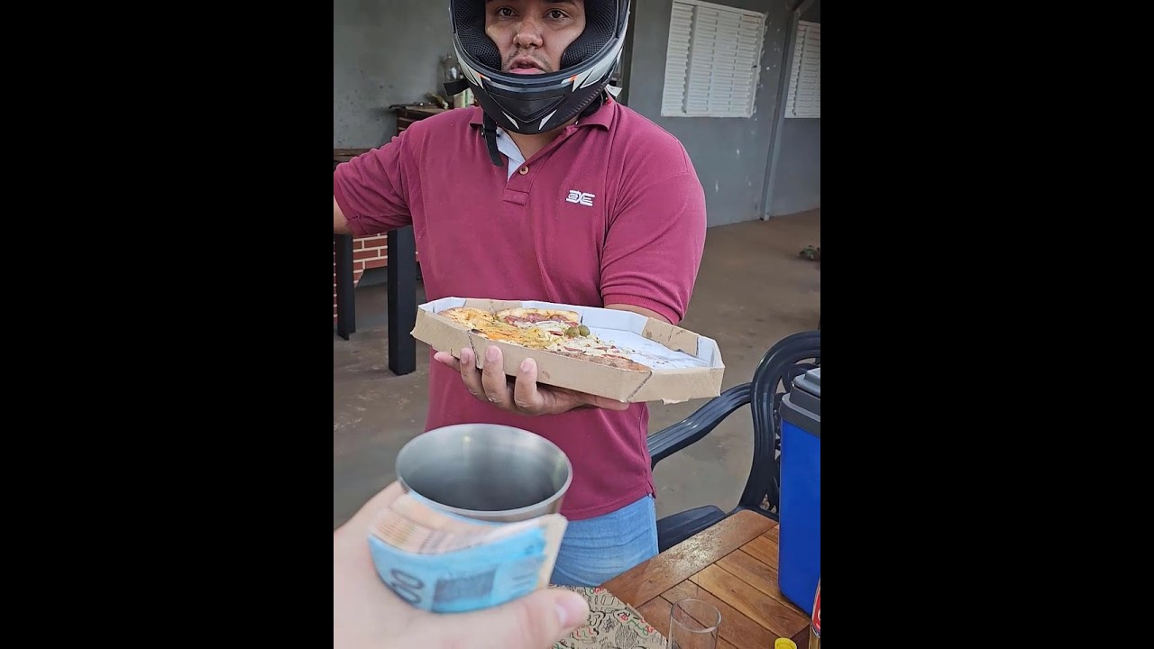 Milionário dá bolo de dinheiro para um entregador de pizza humilde para realizar o seu sonho