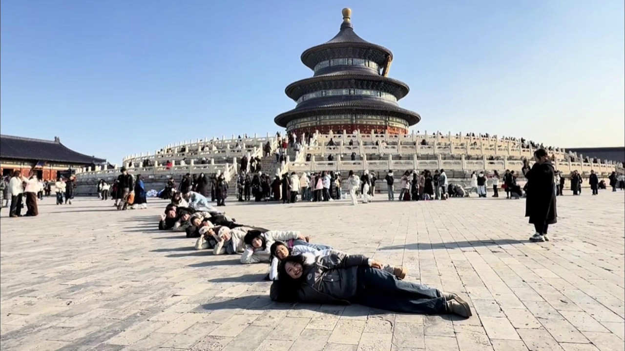 一个人躺下是行为艺术，一群人躺下就是新景点了。天坛开躺，当代年轻抽象打卡照。#旅游打卡 #北京天坛 #当代年轻人精神状态