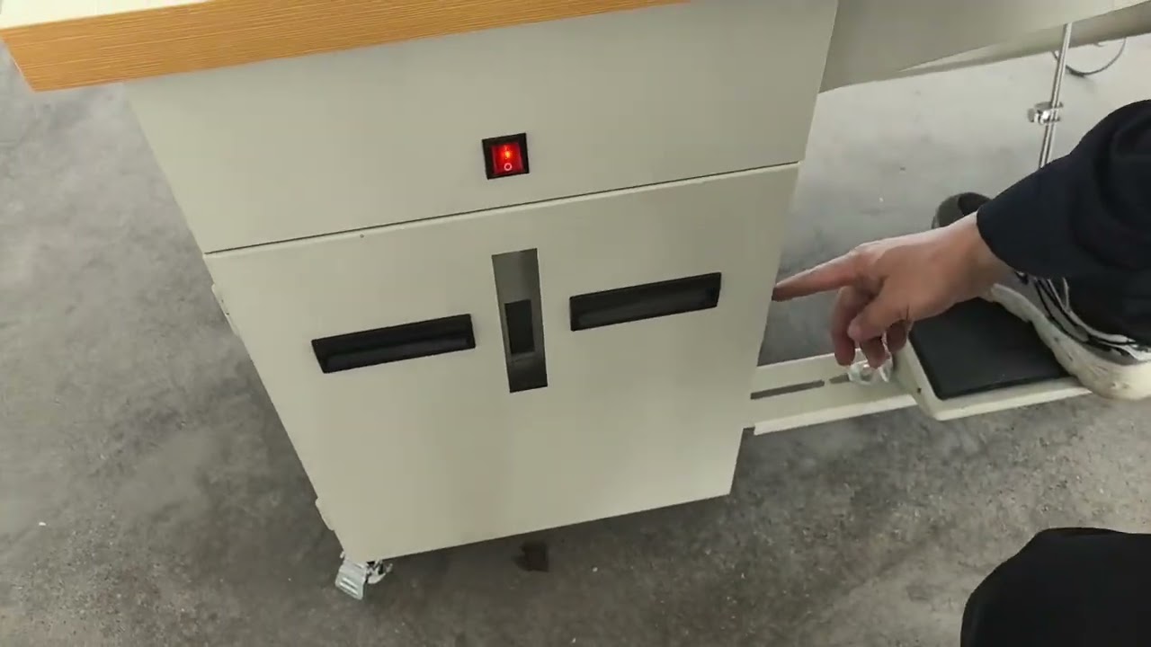 Slitting machine for sealing felt