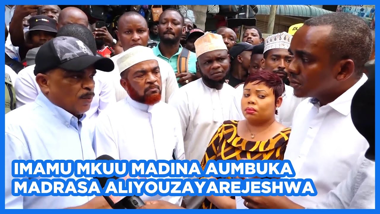 TAZAMA IMAMU MKUU WA MADINA ALIVYOUMBUKA MBELE YA WANANCHI BAADA YA MADRA ALIYOUZA KUREJESHWA.