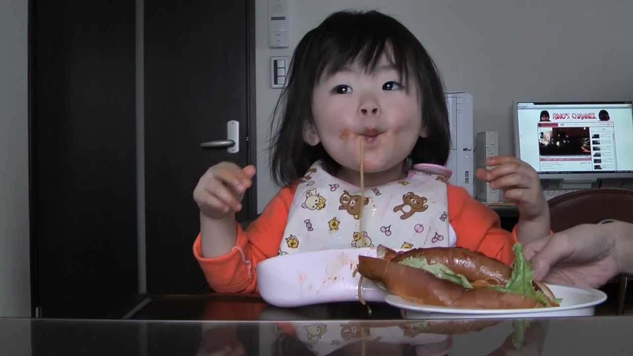 ホットドッグを食べるRino
