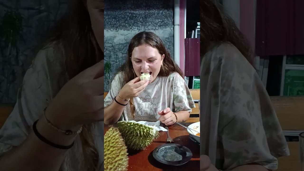 Bule Amerika makan durian