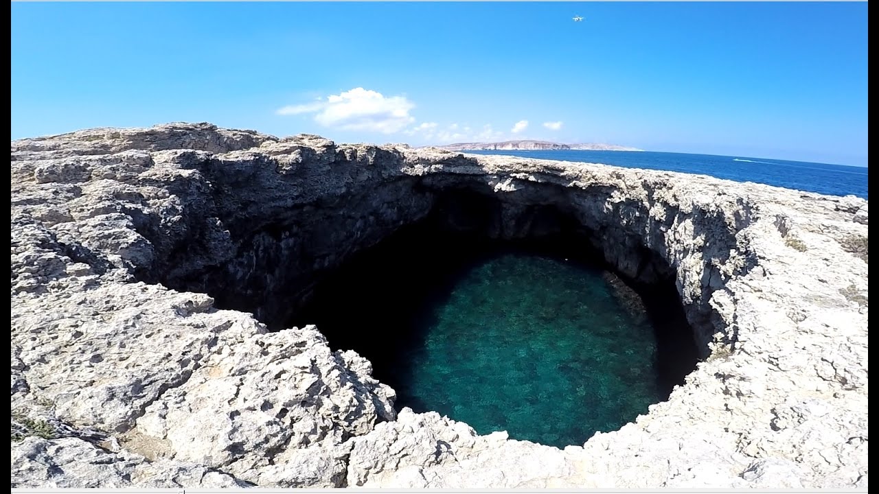 Malta Diving: Roofless cave: Coral Lagoon (L'ahrax Point), Tal Mellieha