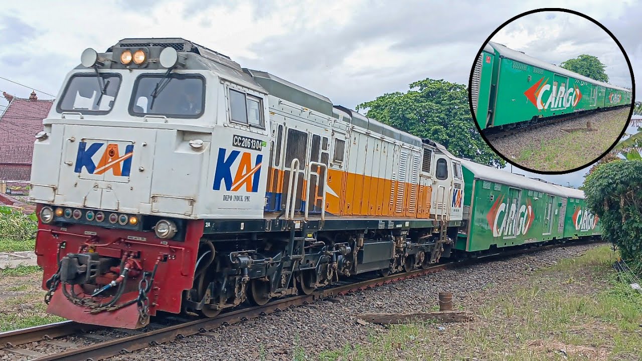 #RamadhanWithYouTube KA Mutiara Timur Ekstra Panjang dengan Kereta Bagasi Bank Indonesia #keretaapi 