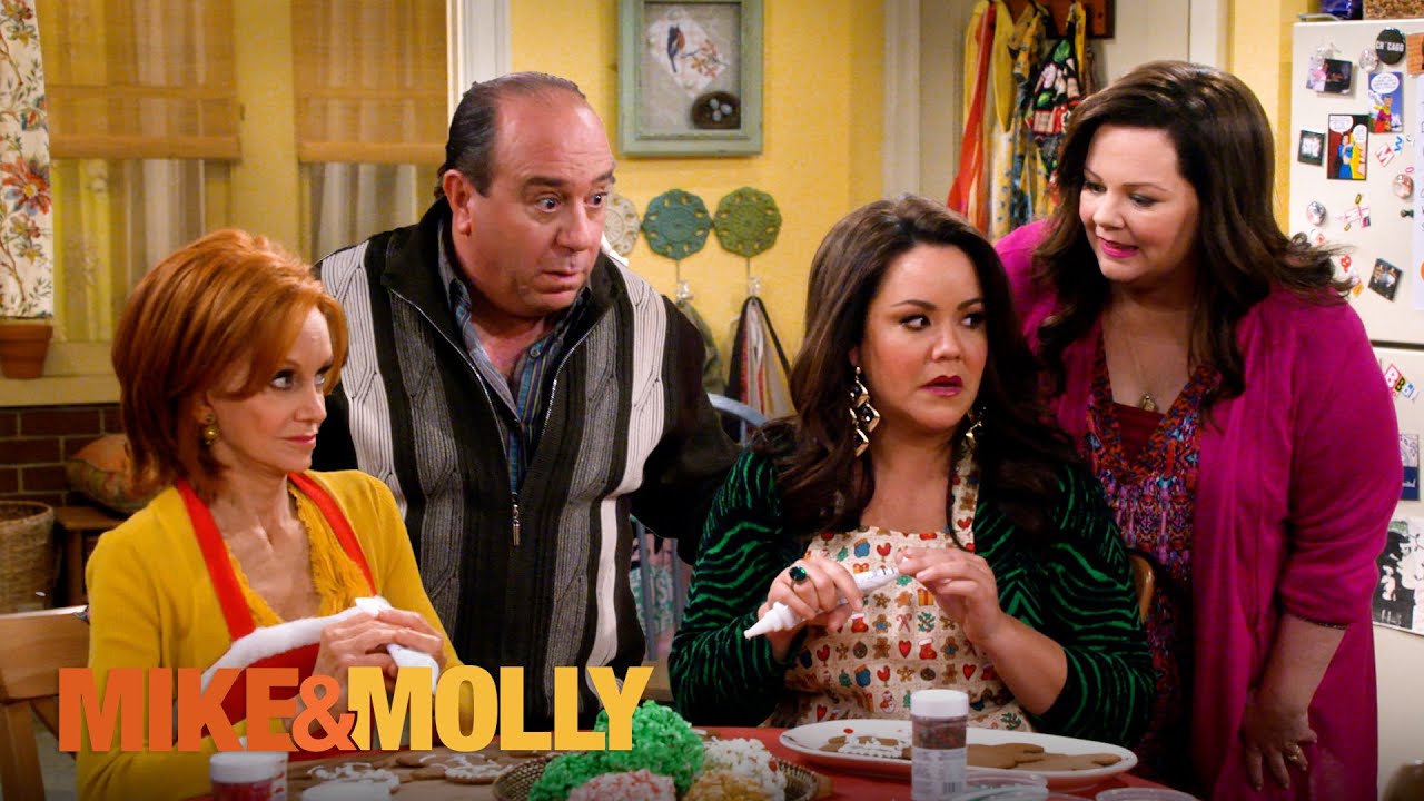 Molly Is a Christmas Dictator | Mike & Molly