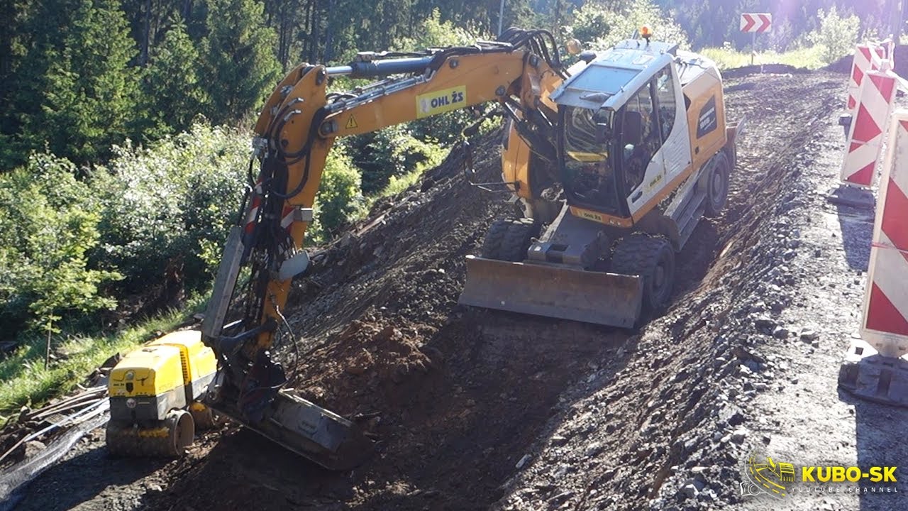 Liebherr A918 whelled excavator descending on a steep slope