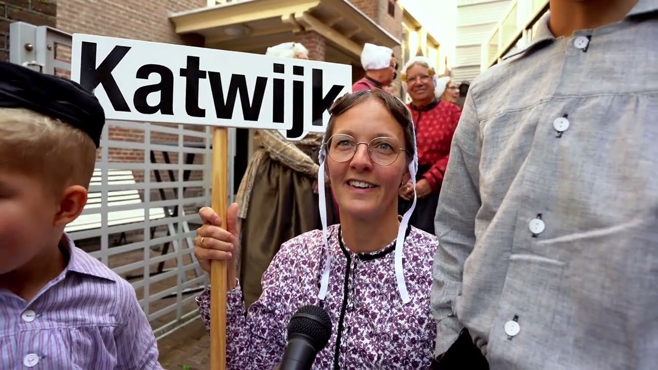 Kostuumshow brengt verdwenen klederdracht tot leven in Katwijk