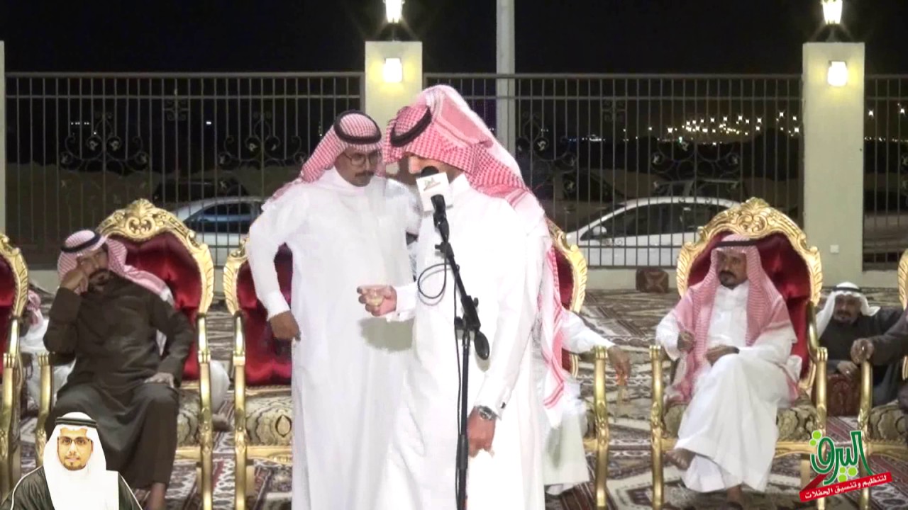 طاروق بين الشاعرين فيصل البقيلي وعبدالله الأصعر في حفل زواج الدكتور محمد بن جبرالله الهيني
