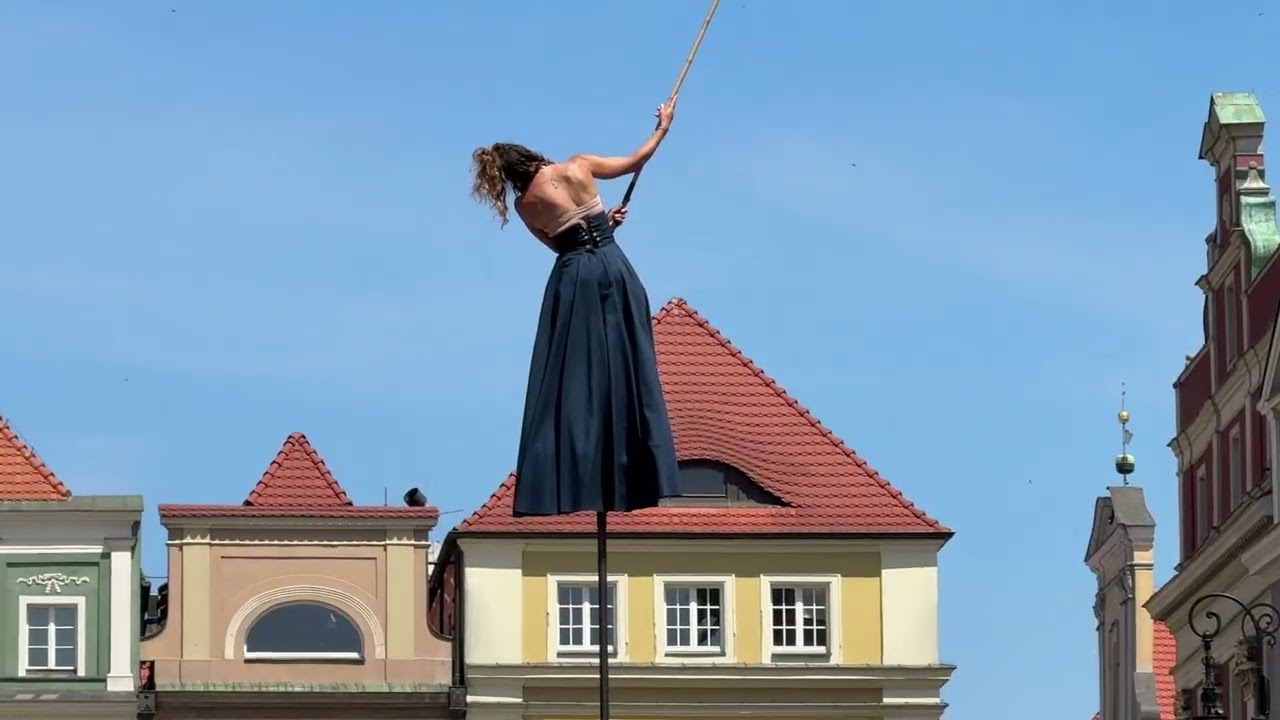 Akrobacje trupy Cie Gratte Ciel w pokazie RoZéO na Starym Rynku w Poznaniu Malta Festival 2025
