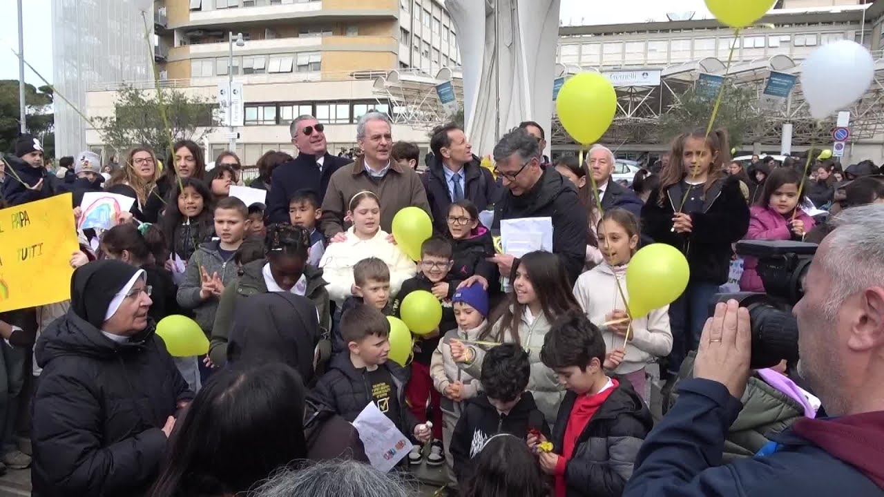 Papa, bambini davanti al Gemelli per pregare per Francesco