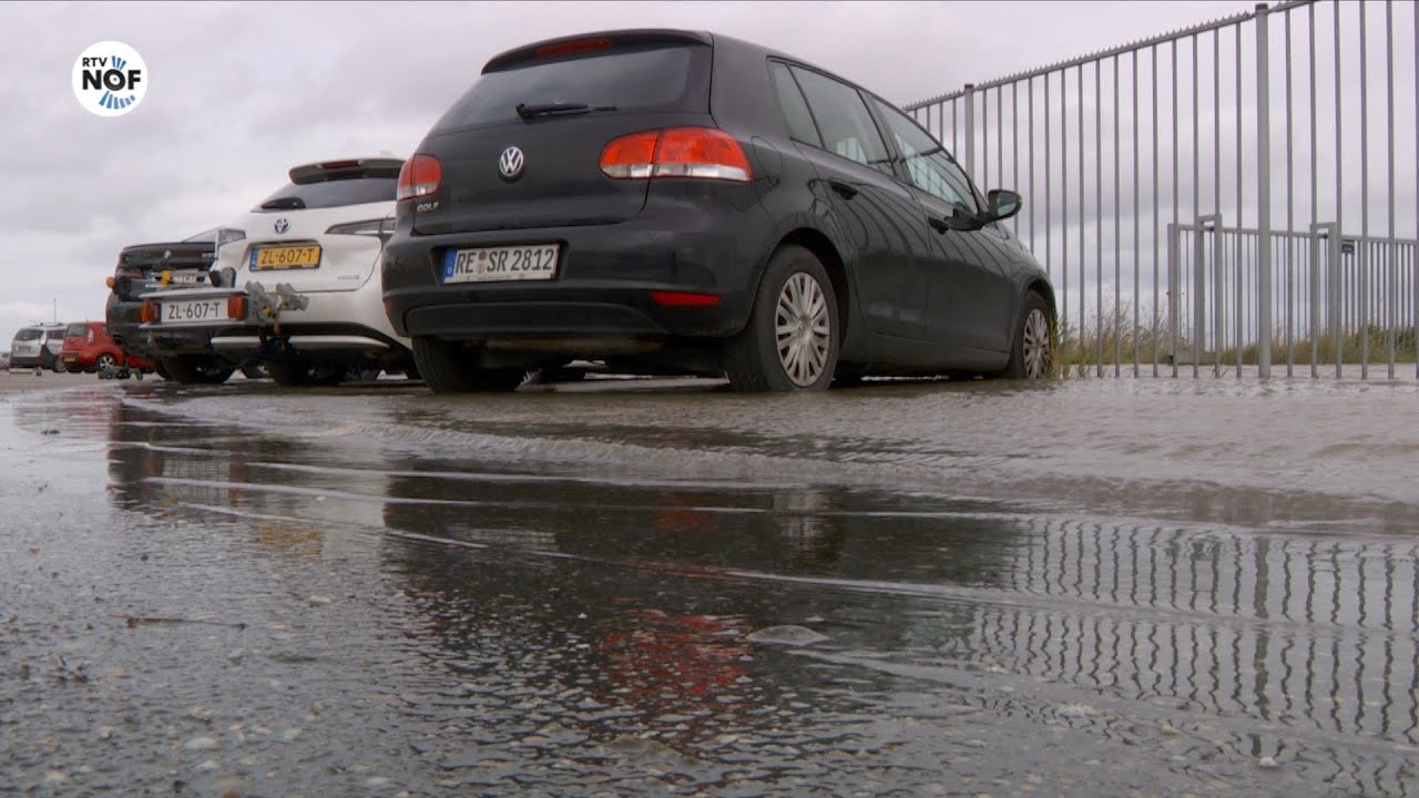 Auto's weggesleept vanwege hoog water bij Holwerd