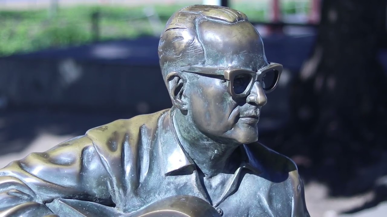 Estátua Maurício de Oliveira - Encantos