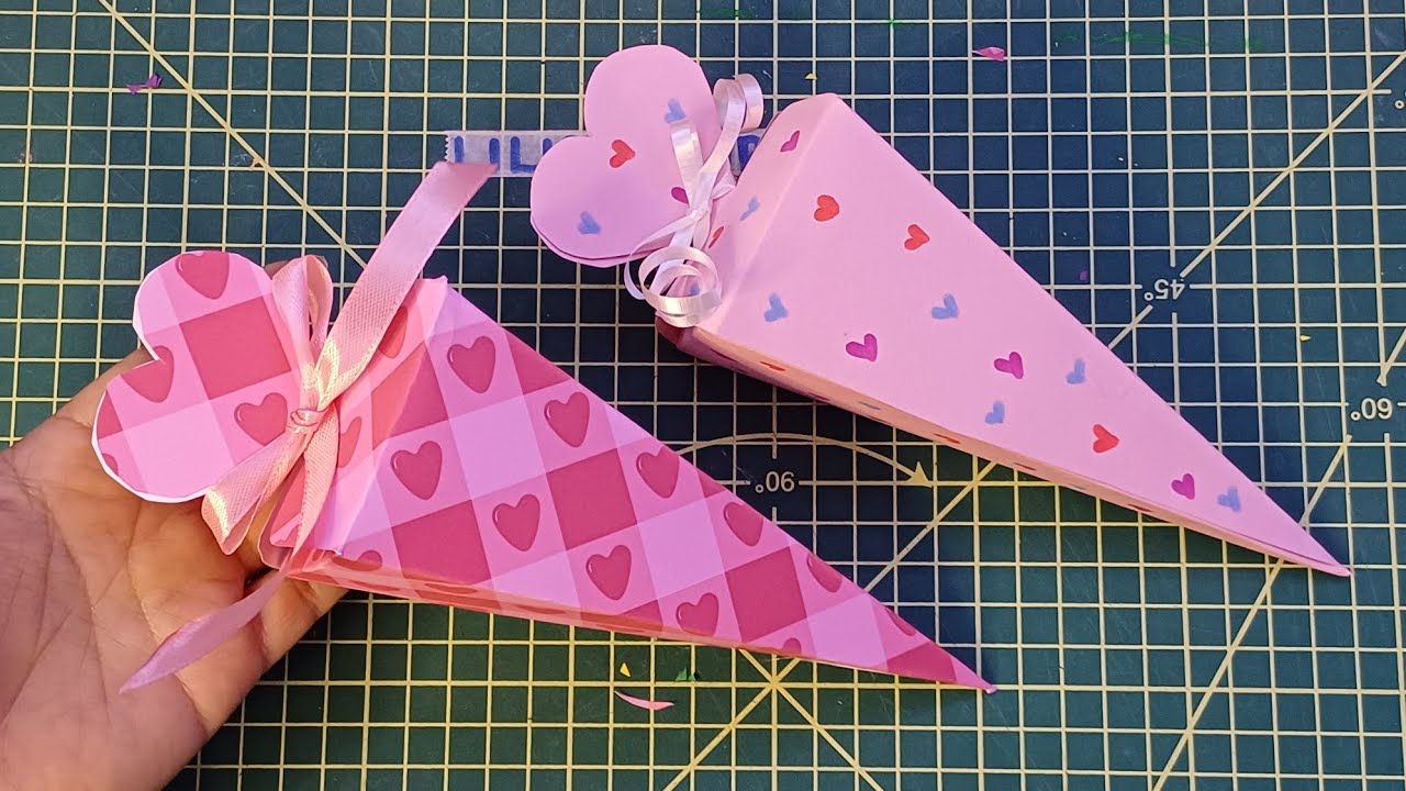Caja tipo cono para dulces este día del amor y la amistad