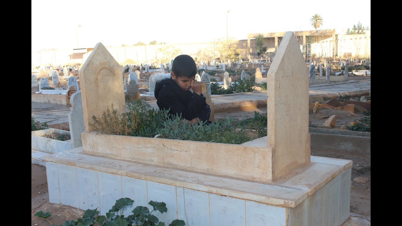طفل يتيم ينام عند قبر والده كل يوم بعد وفاته.. شاهد لماذا : فيلم قصير