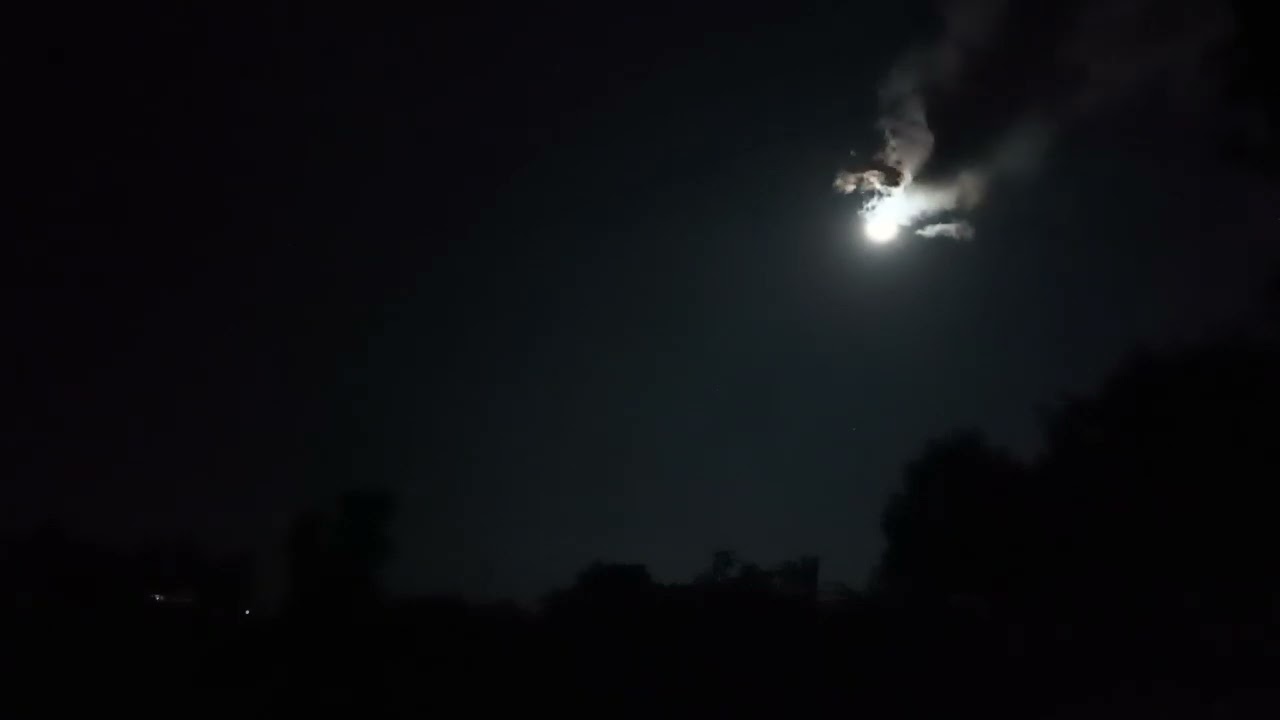 Hyper laps of movement of the Moon throu the night sky. 