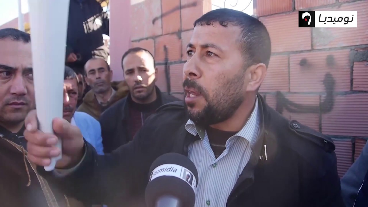 شاهد.. محتجون بولاية أم البواقي يغلقون مقر بلدية هنشير تومغني بجدار إسمنتي