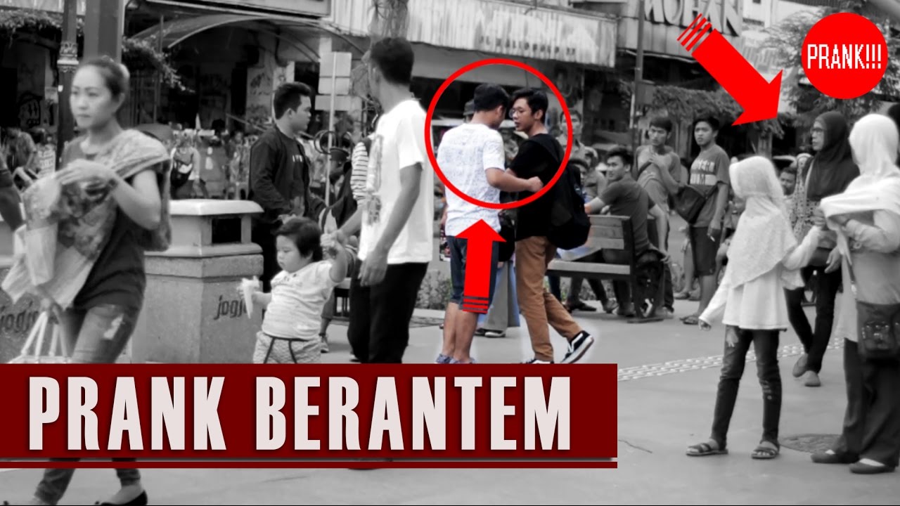 BERANTEM di depan UMUM , bagaimana reaksi orang ?? Prank Indonesia