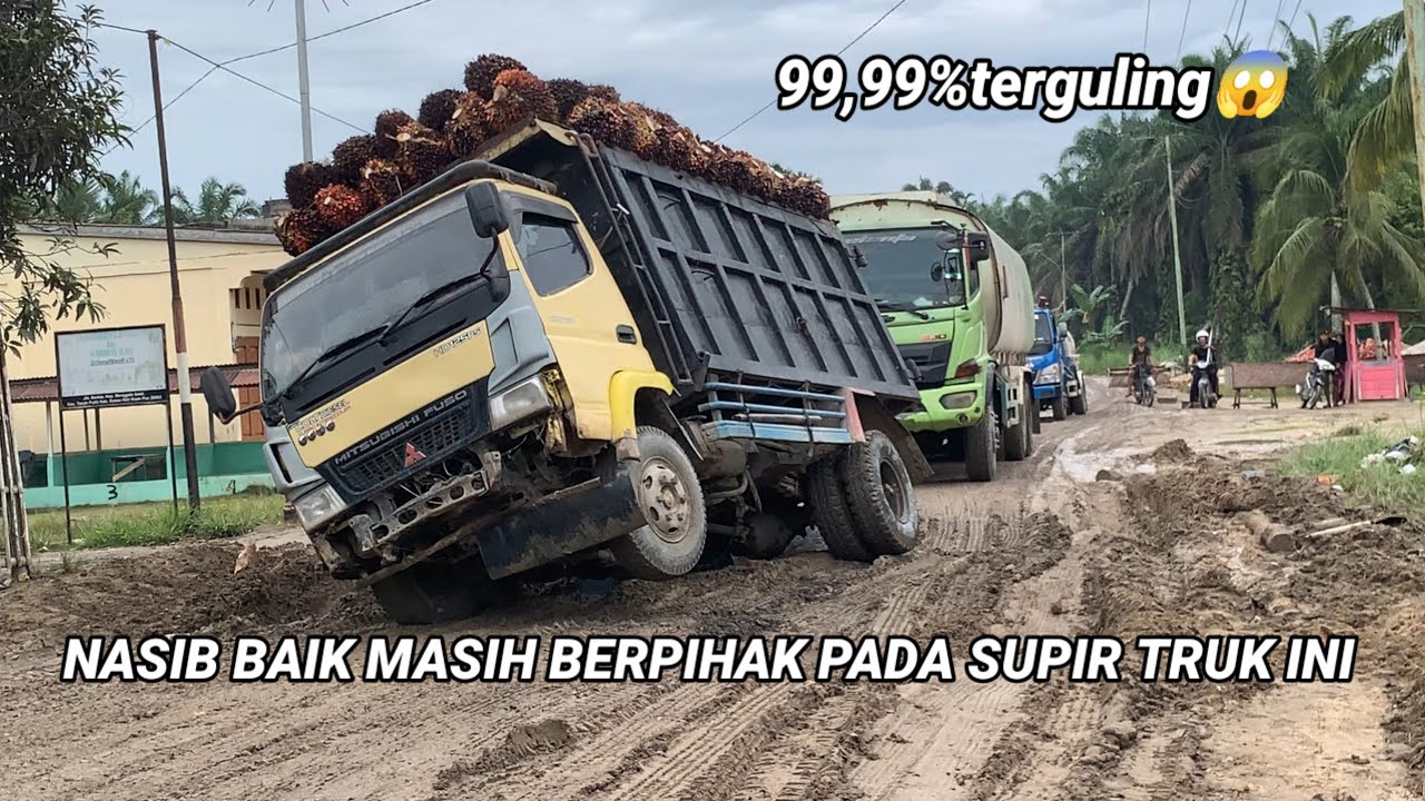 WARGA HEBOH!! Truk sawit hampir terguling