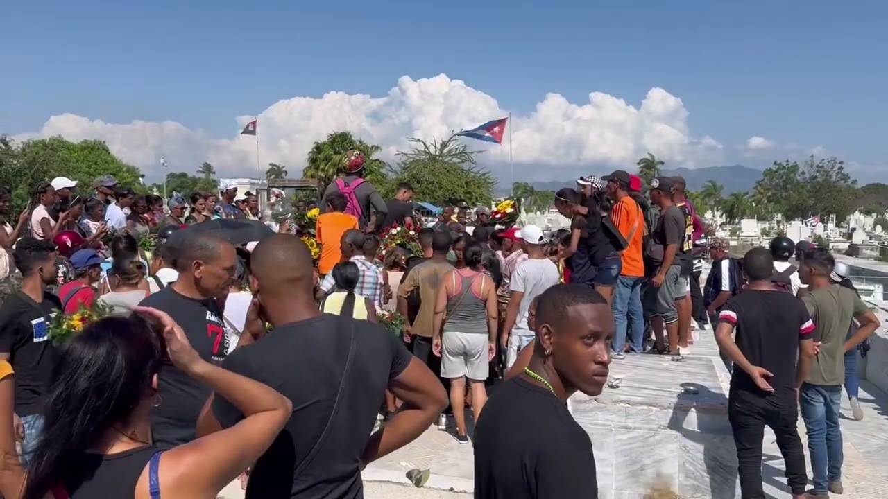 Muerte de joven motorista conmociona a cientos de jóvenes en Santiago de Cuba.