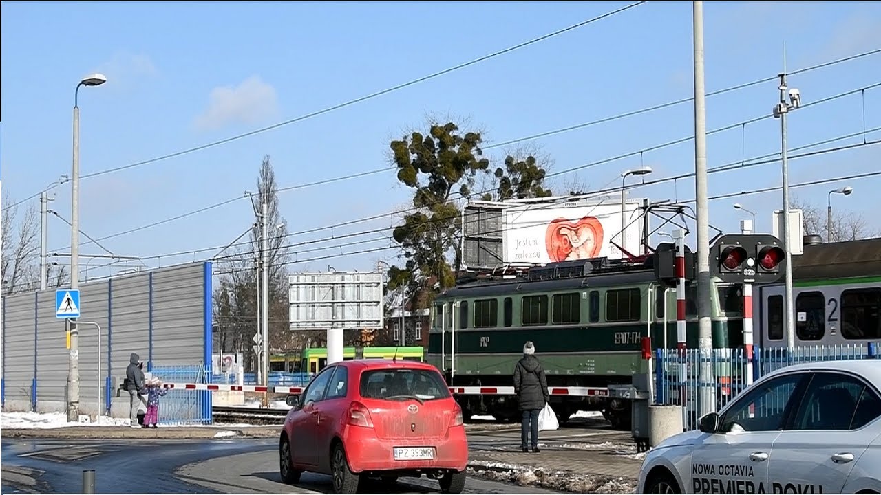 Przejazd kolejowy Poznań, ul. Opolska - 4 pociągi