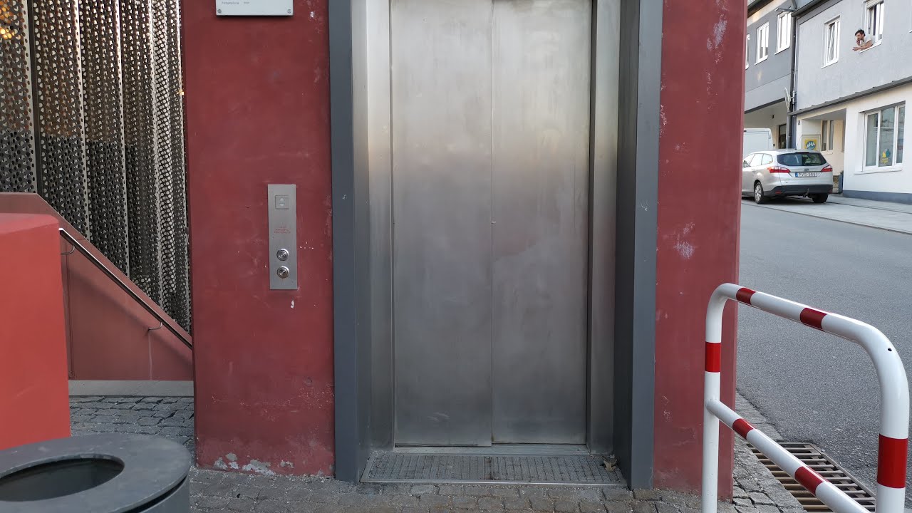 SEHR ROSTIGER Butz & Neumair Aufzug in einem Parkhaus in Landau an der Isar